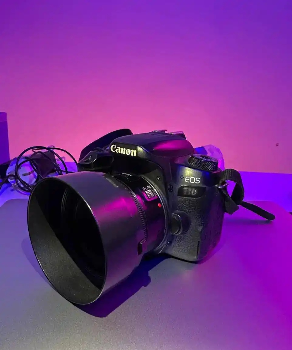 دوربین عکاسی کانن77D دست دو