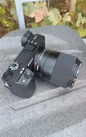 دوربین سونی a6400 با لنز 30mm f1.4 دست دوم