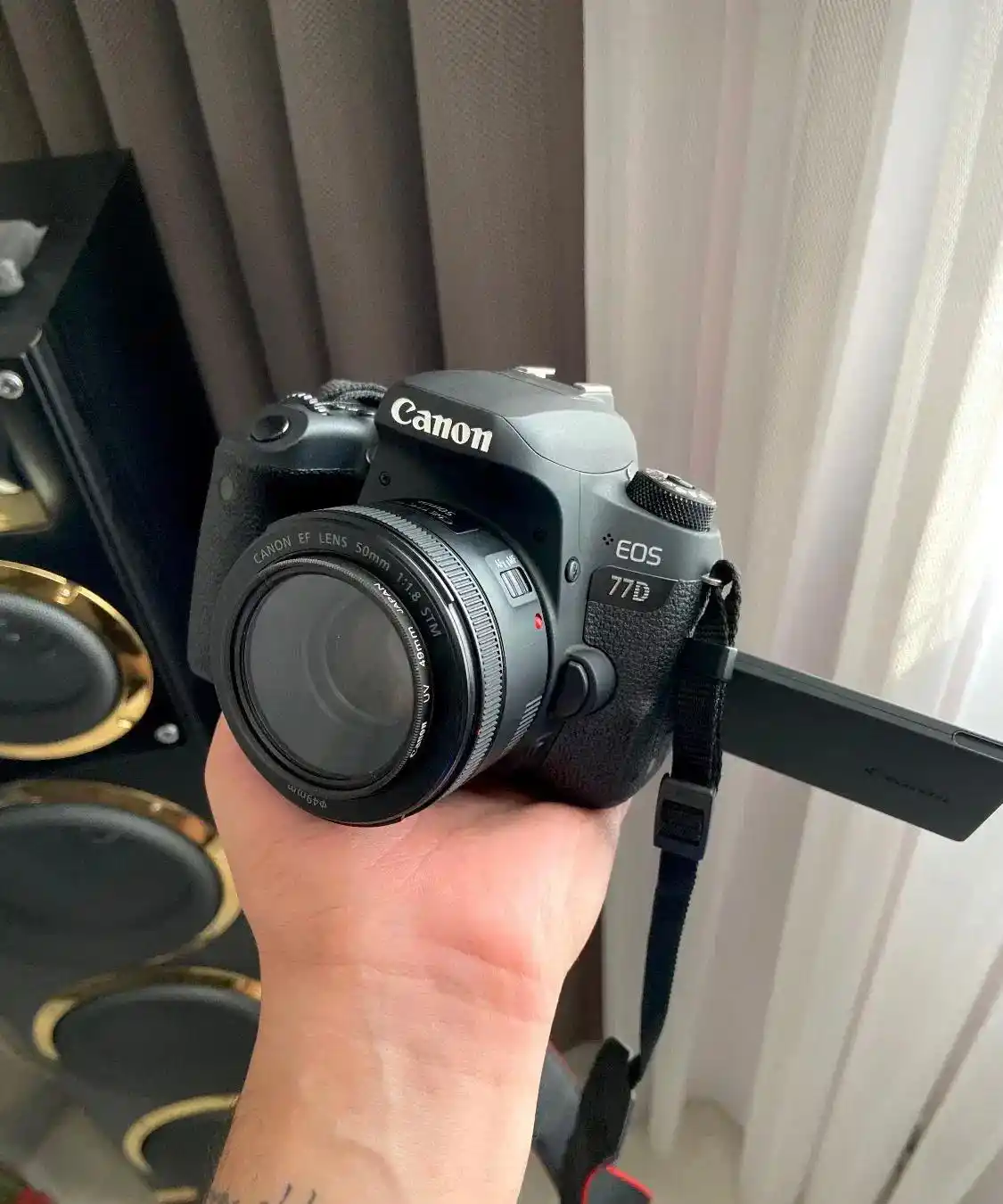 دوربین canon 77D دست دو