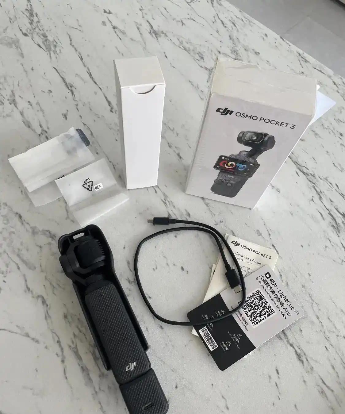 دوربین  دی جی ای پاکت۳ dji pocket3 دست دو