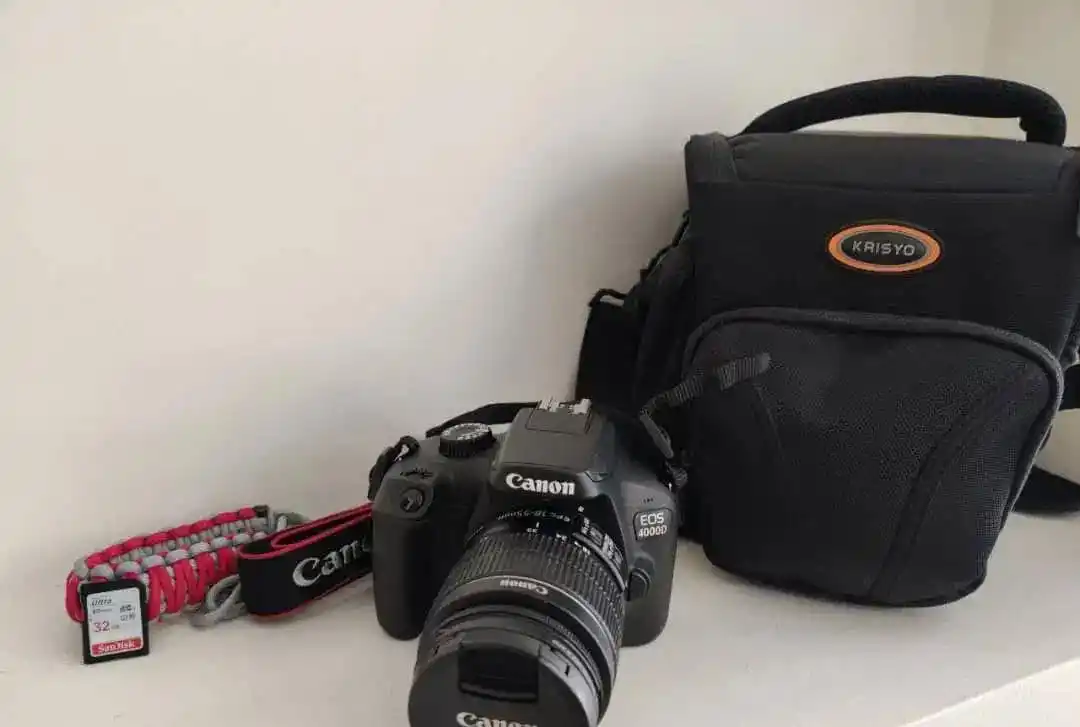 دوربین کانن 4000D دست دو