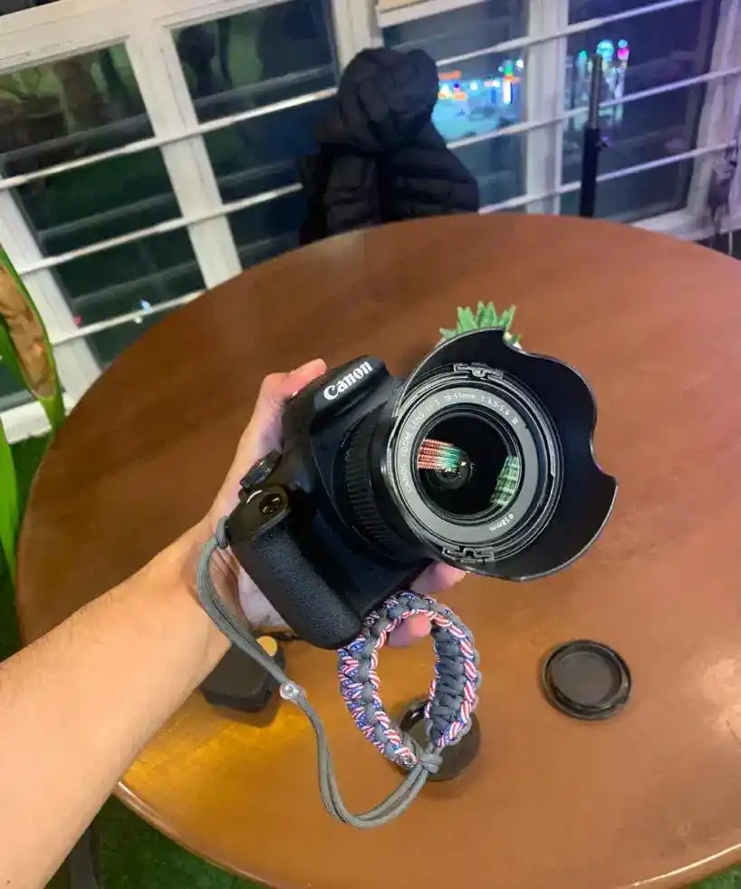 Canon 2000D با لنز کیت بسیار تمیز دست دو