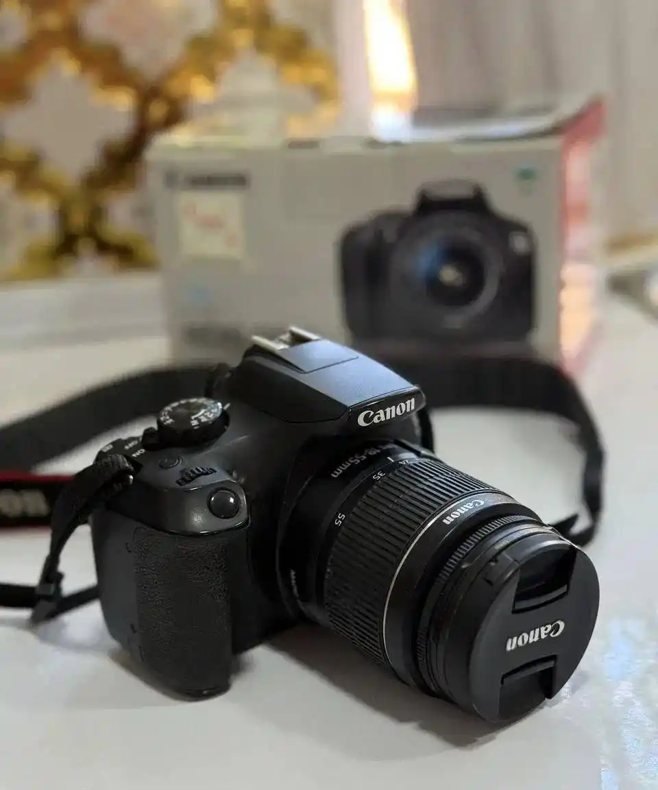 دوربین canon1300D همراه  یک لنز اضافی خیلی‌کم شات دست دو