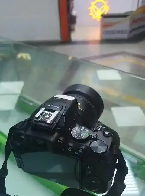 دوربین Nikon D5600 + لنز فیکس 35mm f1.8g دست دو