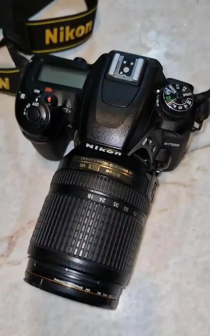 دوربین Nikon D7500 نیکون دست دو