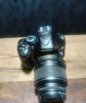 نیکون5200d به همراه لنز کیت ۱۸ـ۵۵ و لنز تله ۷۰ـ۲۱۰ دست دوم