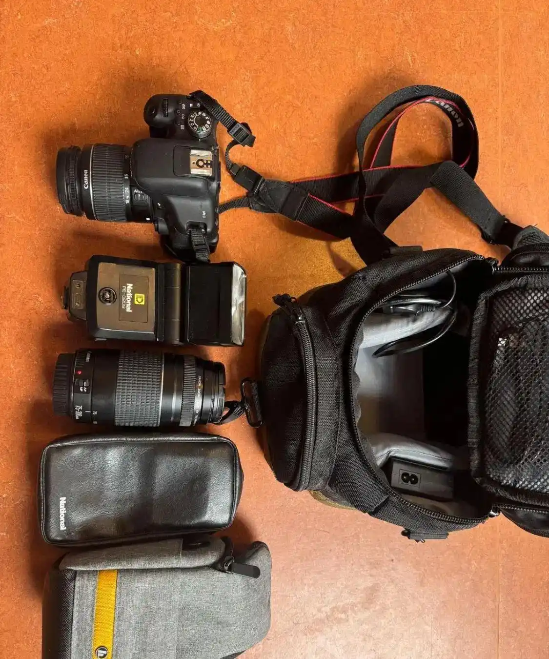 دوربین canon 750 D همراه با لنز حرفه ای+فلش اضافه دست دو