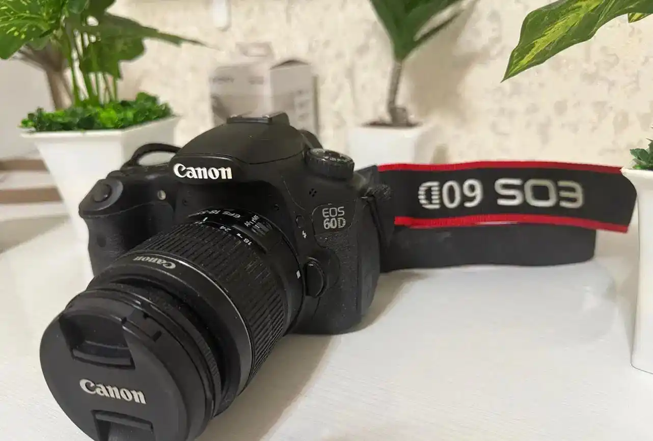 دوربین حرفه ای عکاسی Canon 60d دست دو