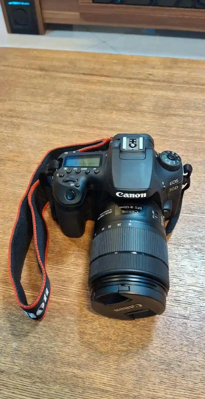 دوربین کنون 90D زیر دو‌ هزار شات دست دو