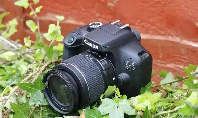 دوربین‌عکاسی canon 1300-d دست دو