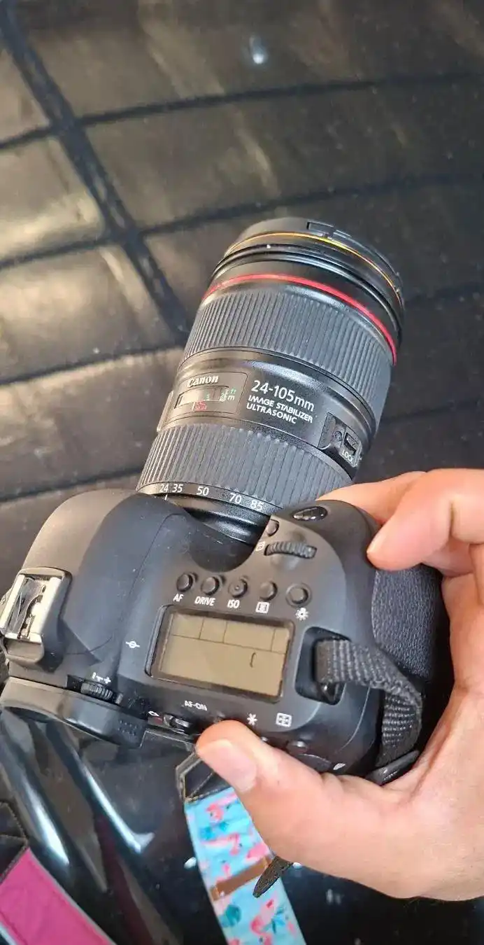 دوربین کنون 6D نسل ۲ دست دو