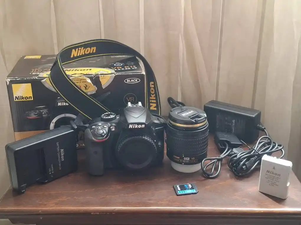 Nikon D3400 دست دو