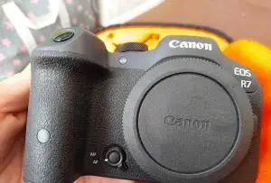 canon R7 با لنز ۱۸ ۱۵۰ دست دوم