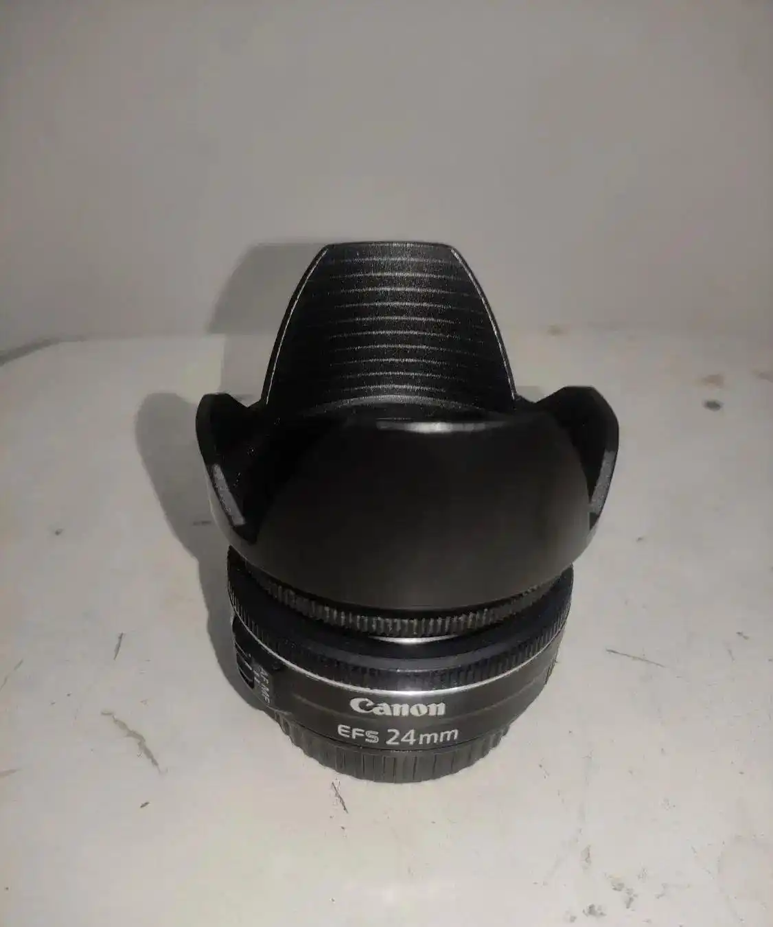 لنز کانن ۲۴ میلیمتری canon Efs 24mm دست دو