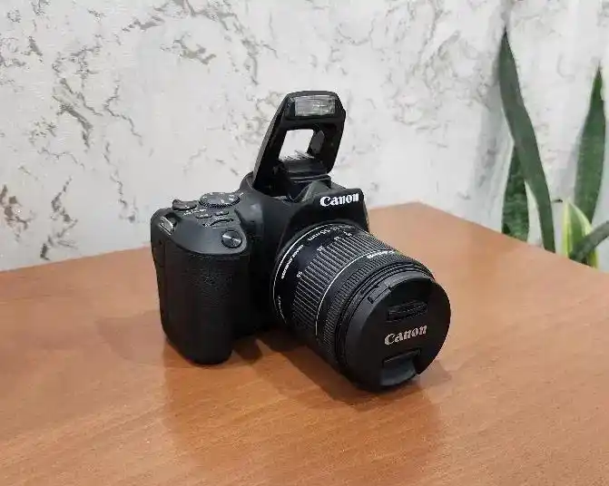 دوربینCanon EOS 250Dبالنز18-55 STMوسه‌پایه جی ماری دست دو