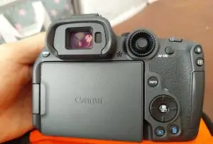 canon R7 با لنز ۱۸ ۱۵۰ دست دوم