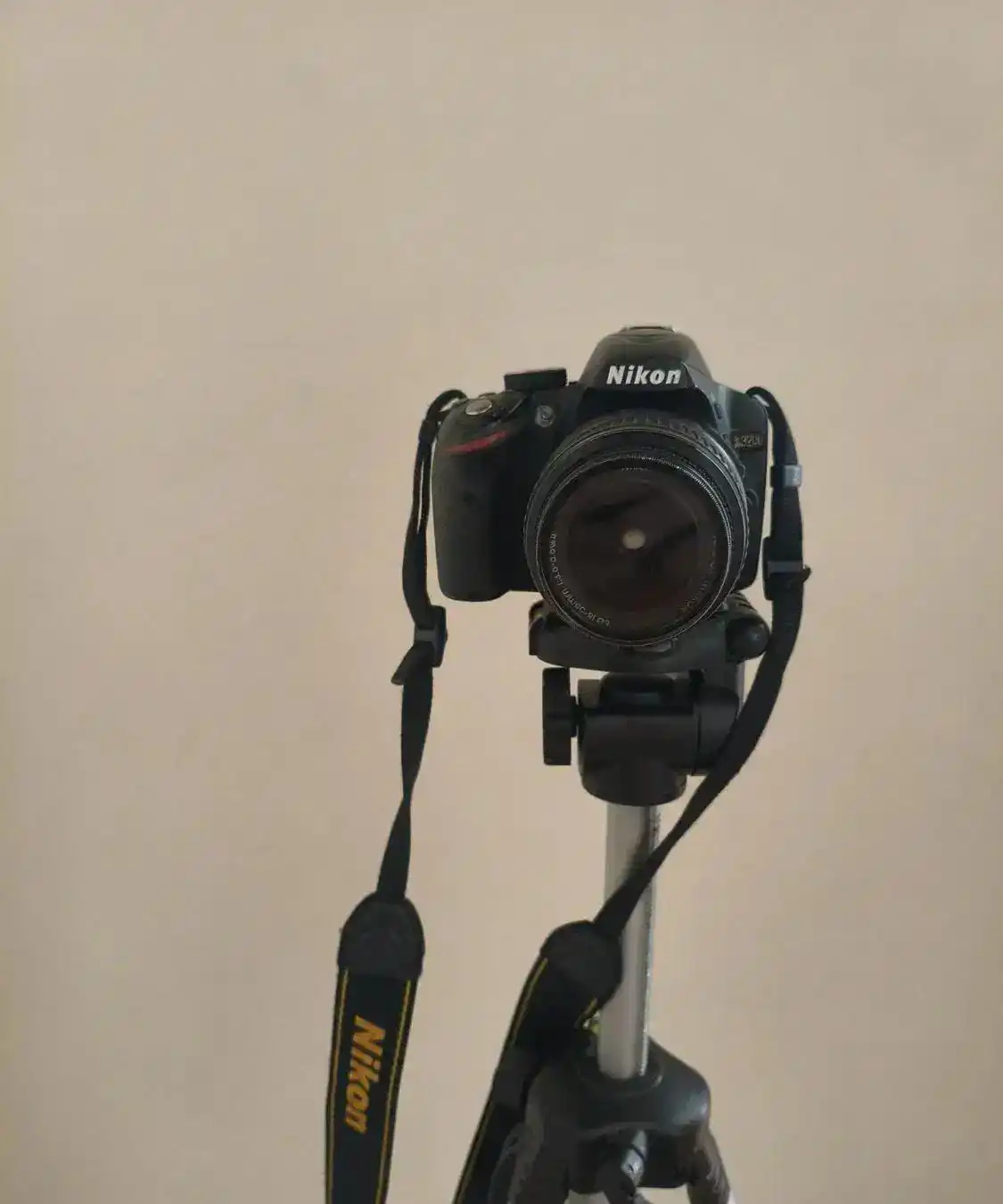 دوربین نیکون D3200 با سه پایه آلمینیومی دست دو
