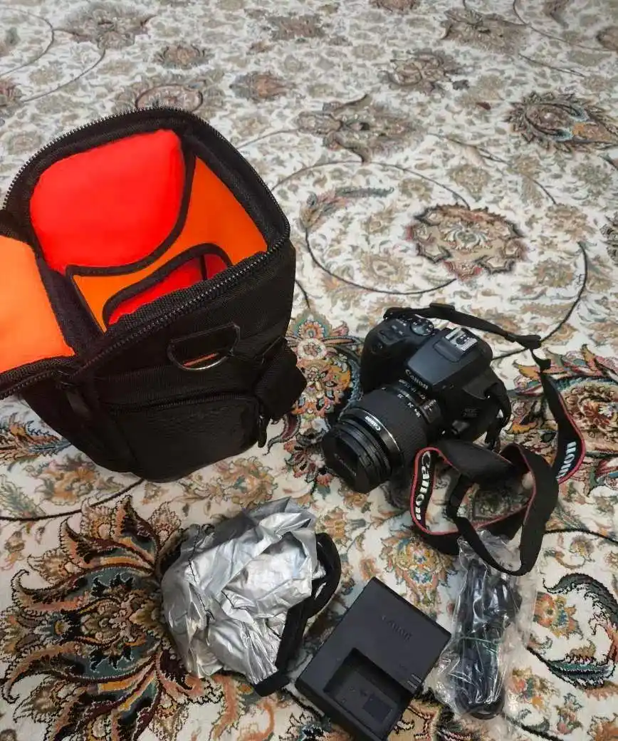 دوربین مدل EOS 250 D Canon دست دو