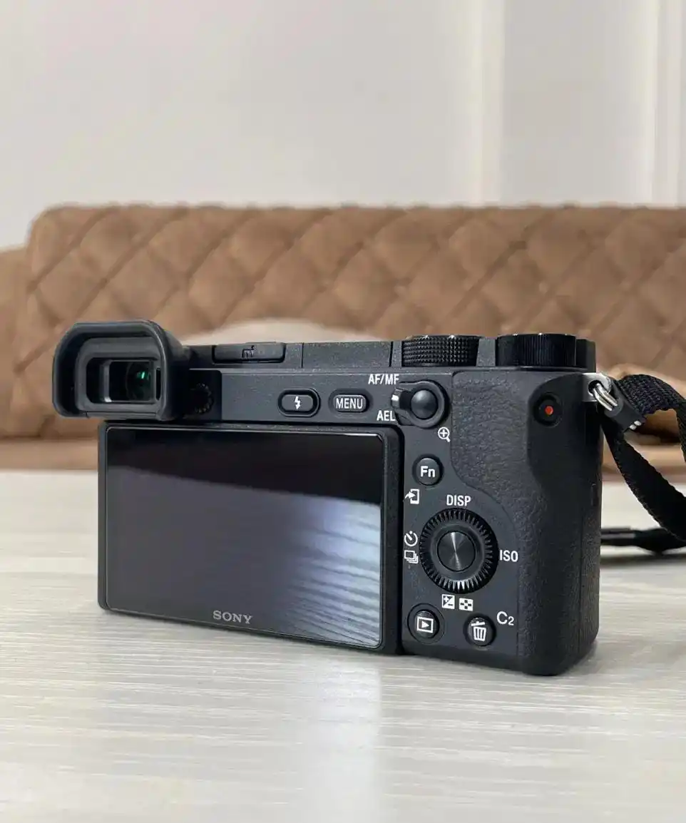 دوربین سونی a6400 و لنز سیگما 50mm f1.4 دست دو
