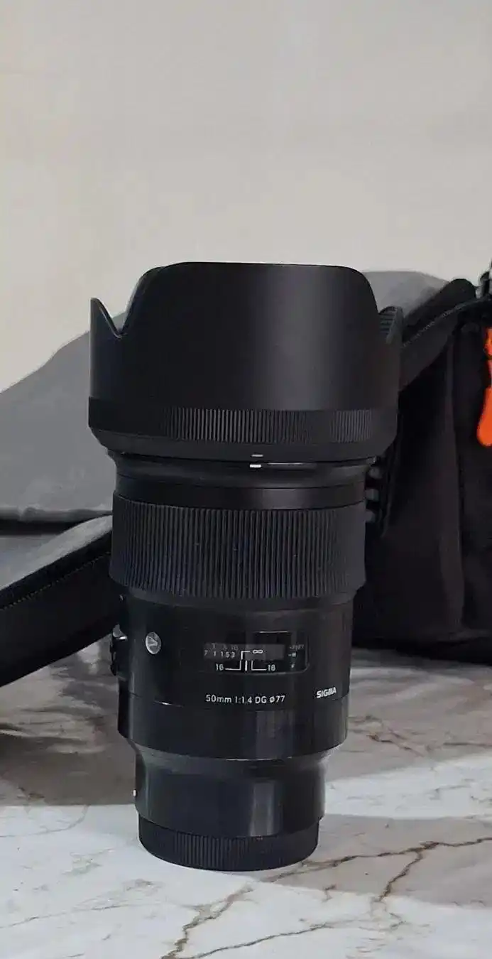 لنز سیگما 50 اف 1.4(sigma 50mm f1.4) دست دو