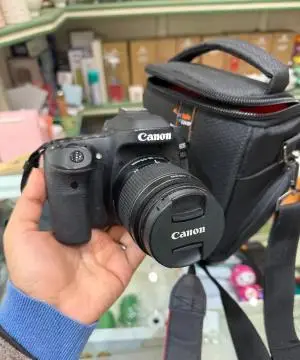 تمیزترین دوربین عکاسی کانن 80D Canon + لنز و غیره دست دوم