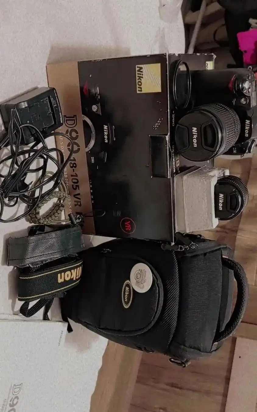 دوربین Nikon D90 دست دو