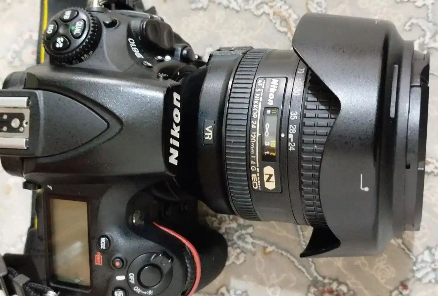 نیکون D810 دست دو