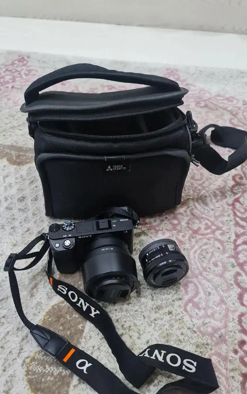 Sony a6400 به همراه دو لنز (۱۶-۵۰ و ۵۰mm Prime) دست دو