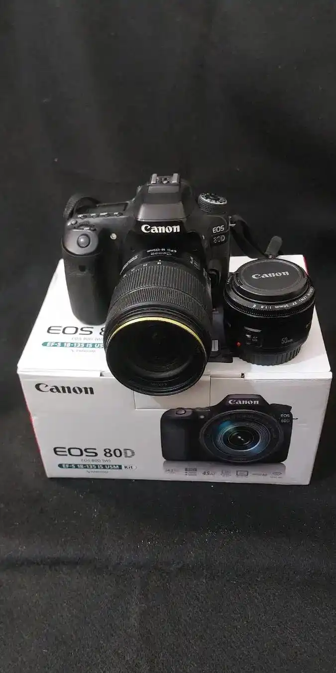 دوربین Canon 80D به همراه لنز ۱۸-۱۳۵mm USMو لنز ۵۰ دست دو