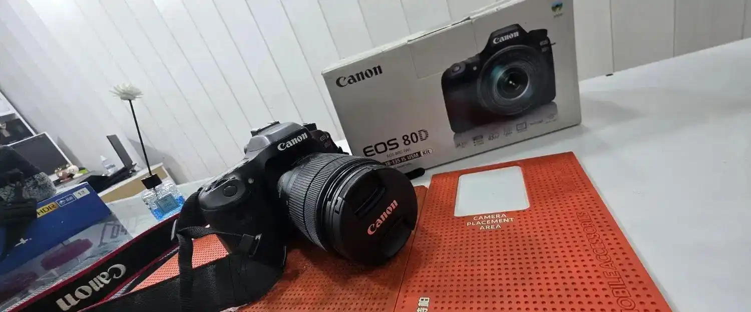 دوربین عکاسی canon eos 80D دست دو