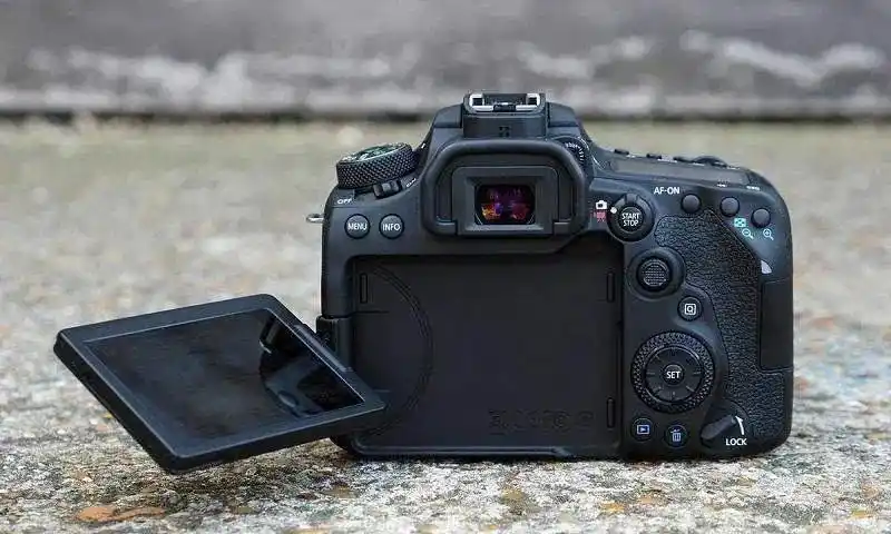دوربین دیجیتال کانن 90D+لنز 135-18 تمیز و استثنایی دست دو