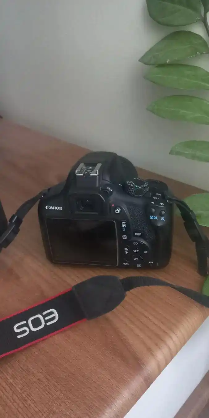 دوربین EOS 1300D Canon دست دو