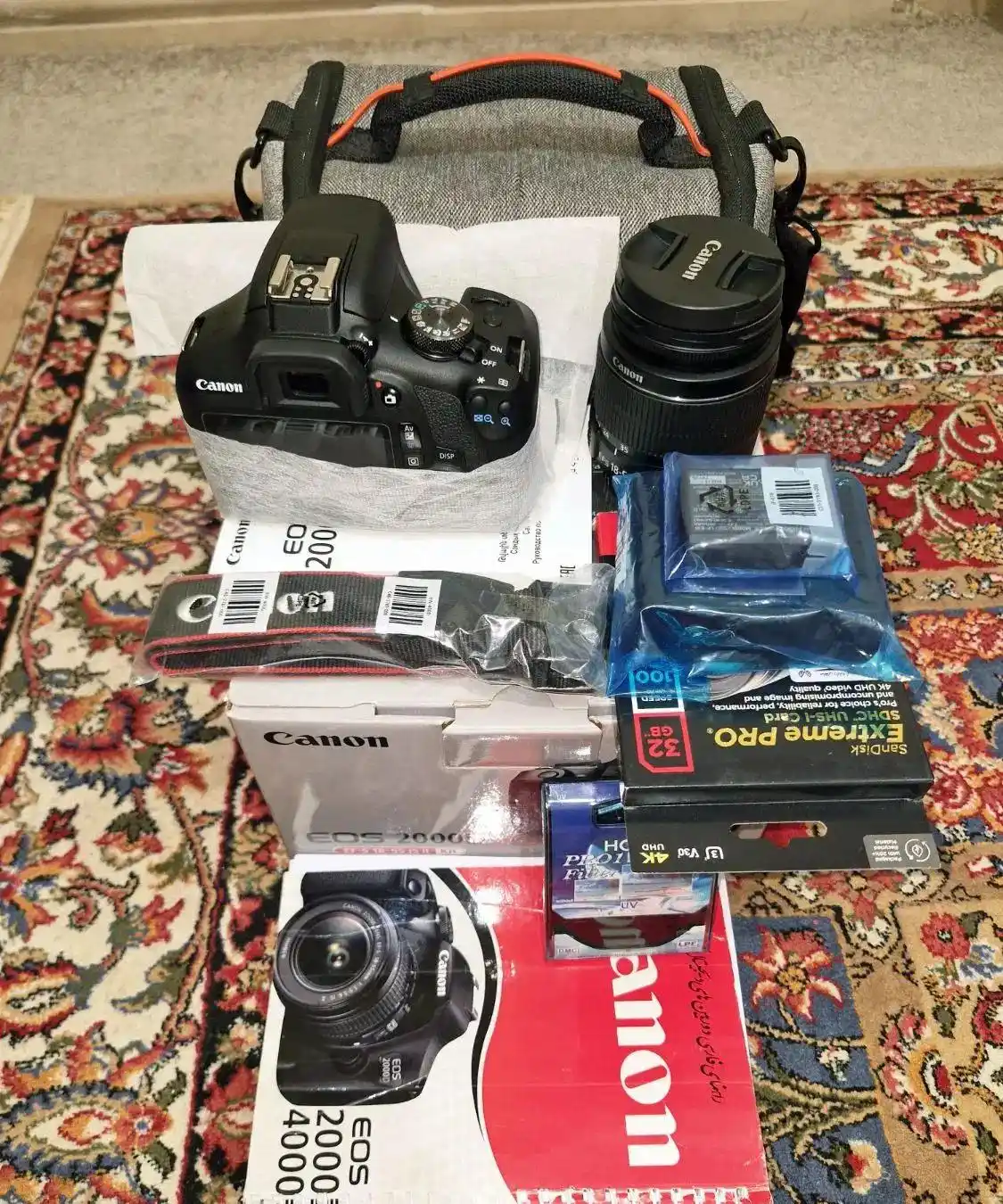 دوربین عکاسی canon EOS2000D دست دو