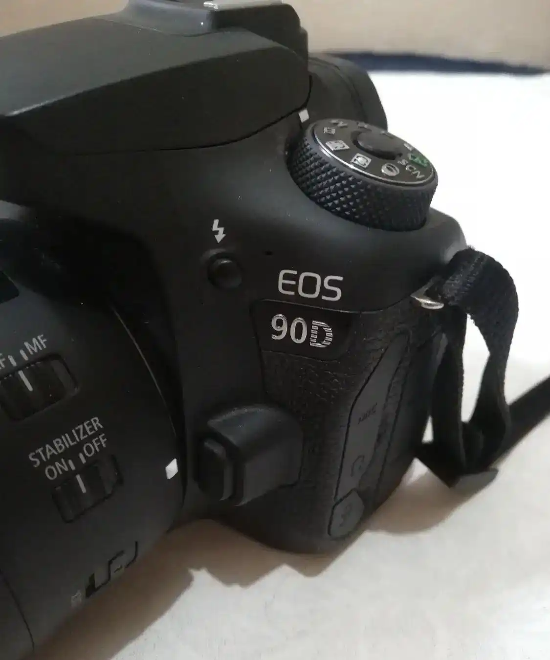 دوربین عکاسی کنون 90D دست دو