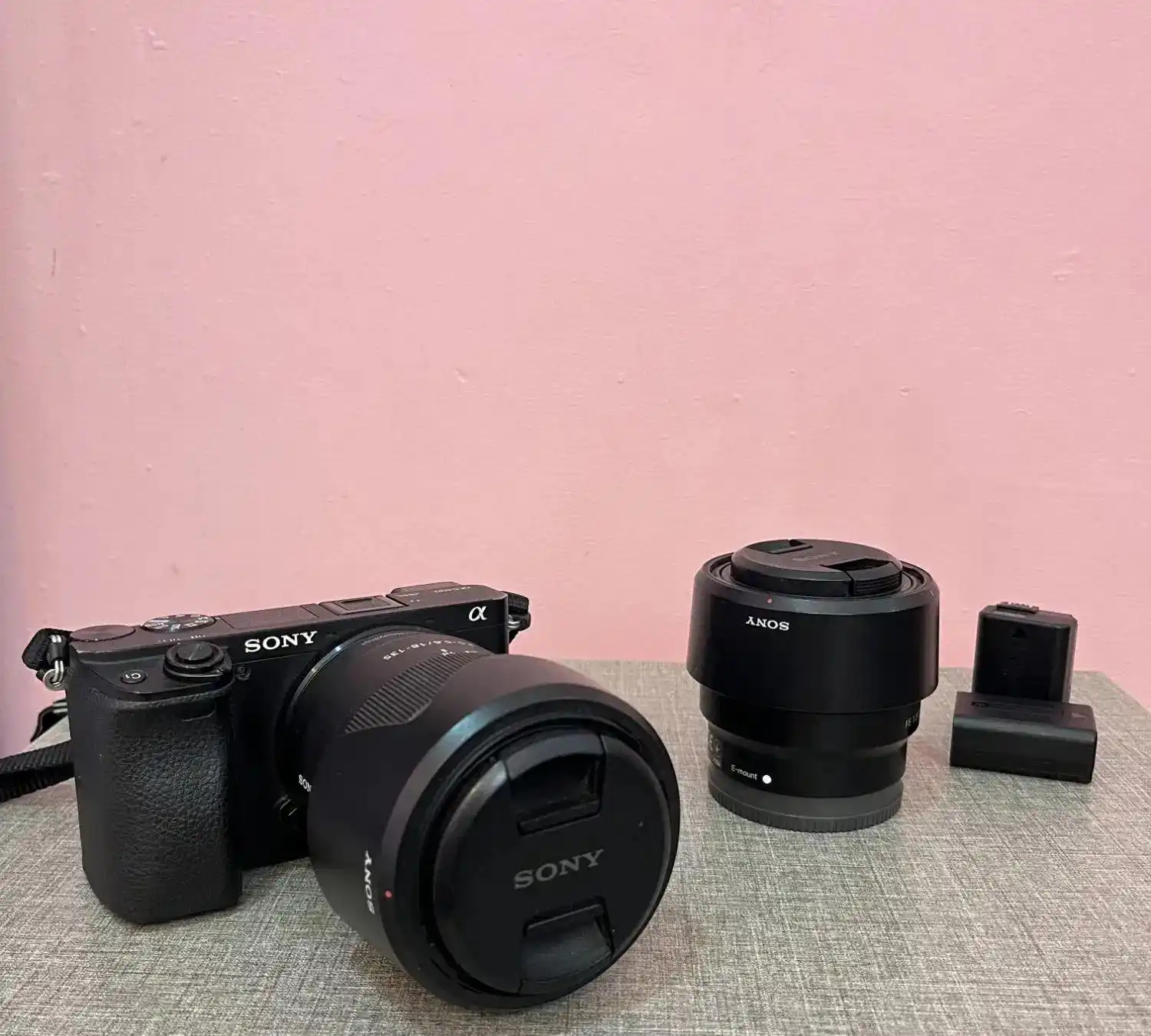 دوربین سونی A6400 و لنز 50mm f 1.8 دست دو