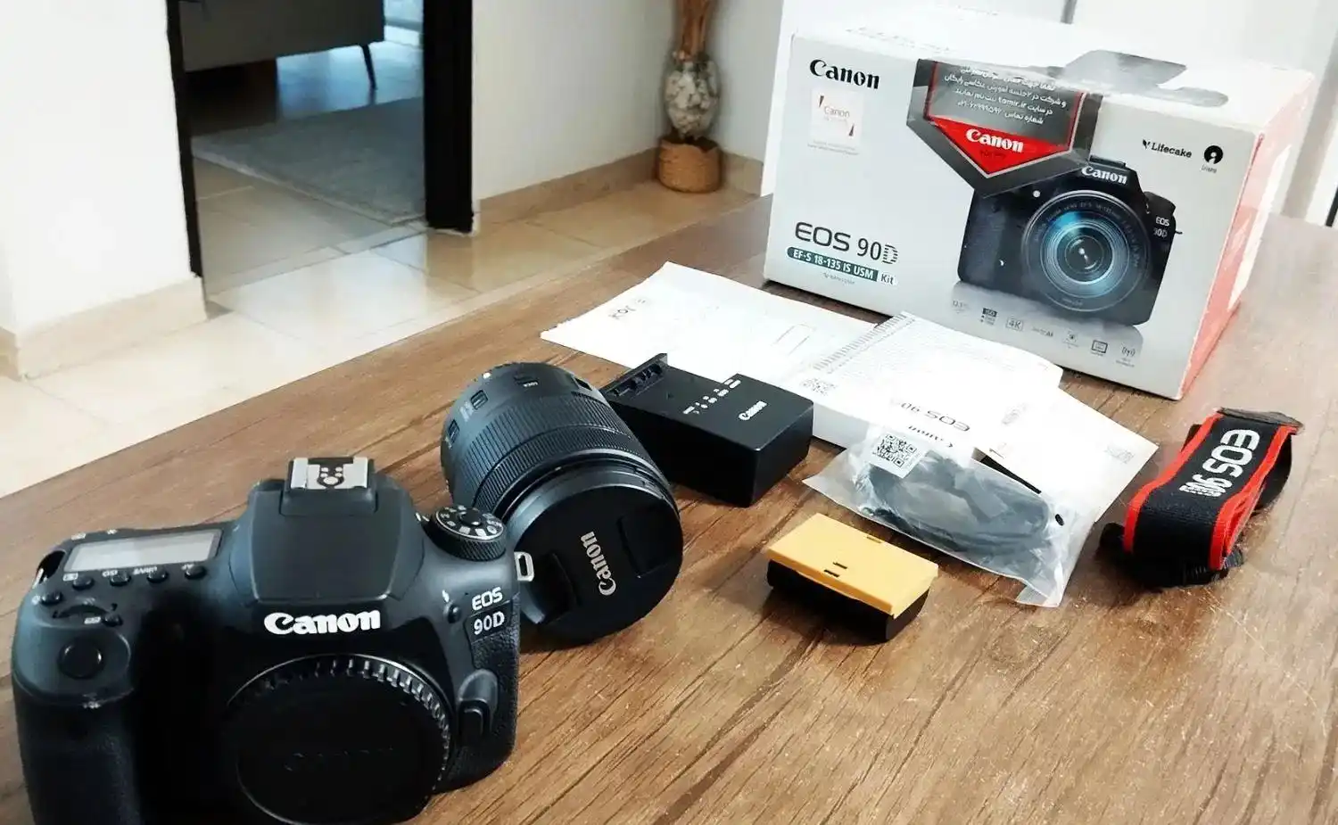 دوربین EOS 90D Canon دست دو