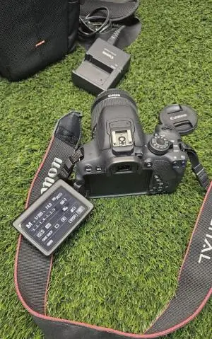 دوربین عکاسی کانن دست دوم Canon 700D+18-55mm (شات9K) دست دوم