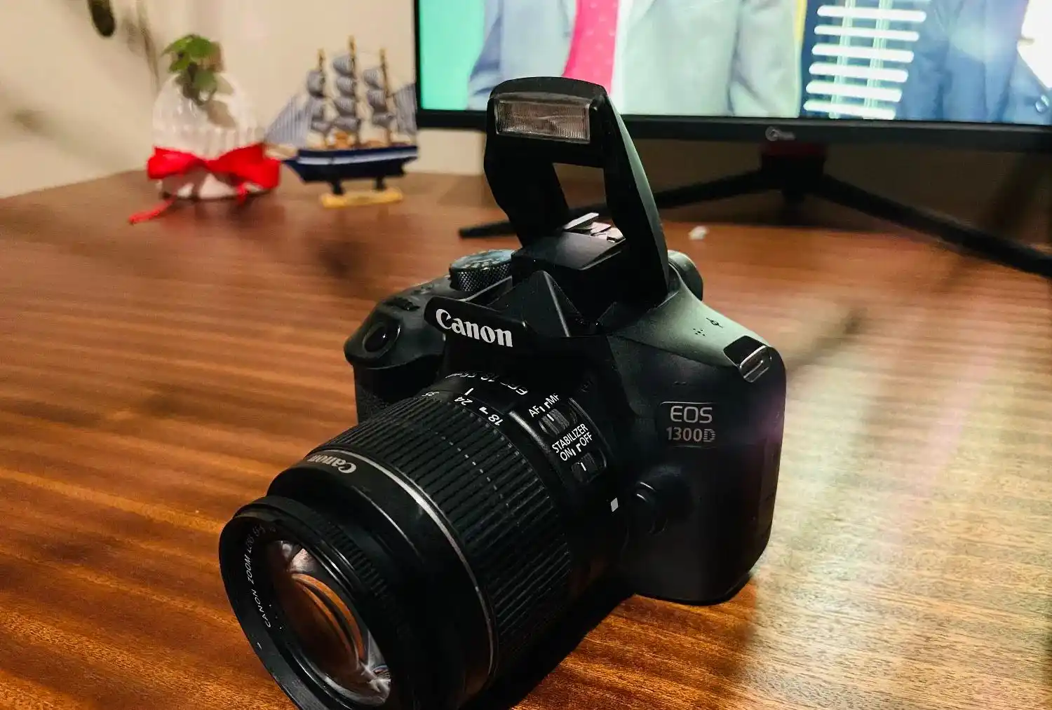 دوربین عکاسی حرفه‌ای Canon مدل EOS 1300D + WiFi دست دو