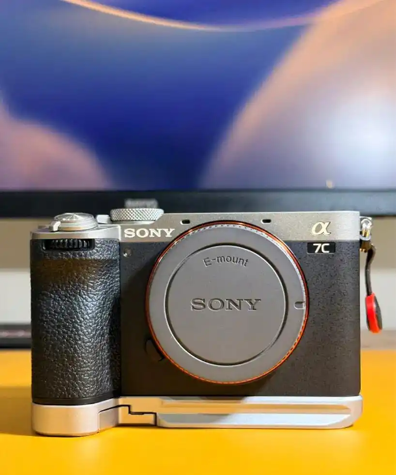دوربین سونی Sony A7CII دست دو