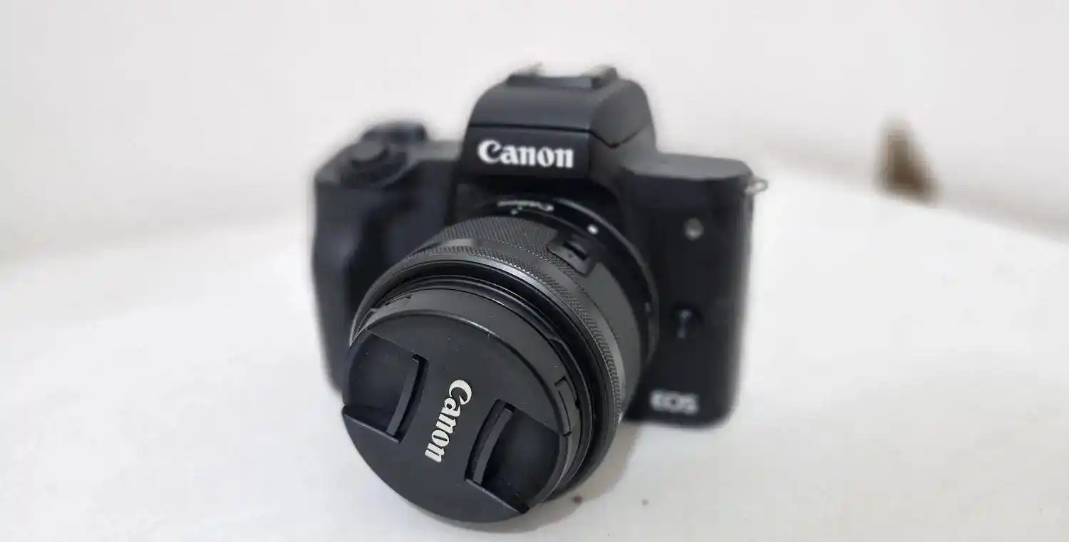 دوربین Canon M50 در حد صفر دست دو