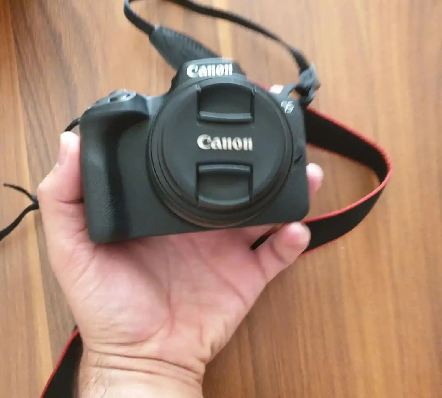 دوربین بدون آینه کانن Canon EOS R50 دست دو