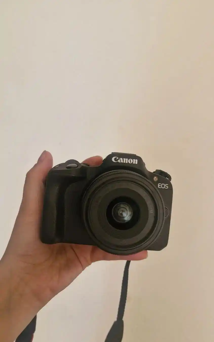 دوربین بدون آینه Canon R50 دست دو