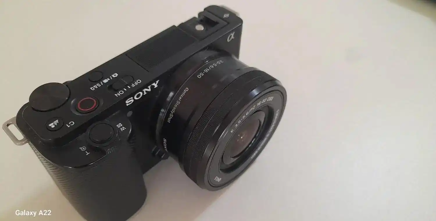 دوربین بدون آئینه سونی zve10 دست دو