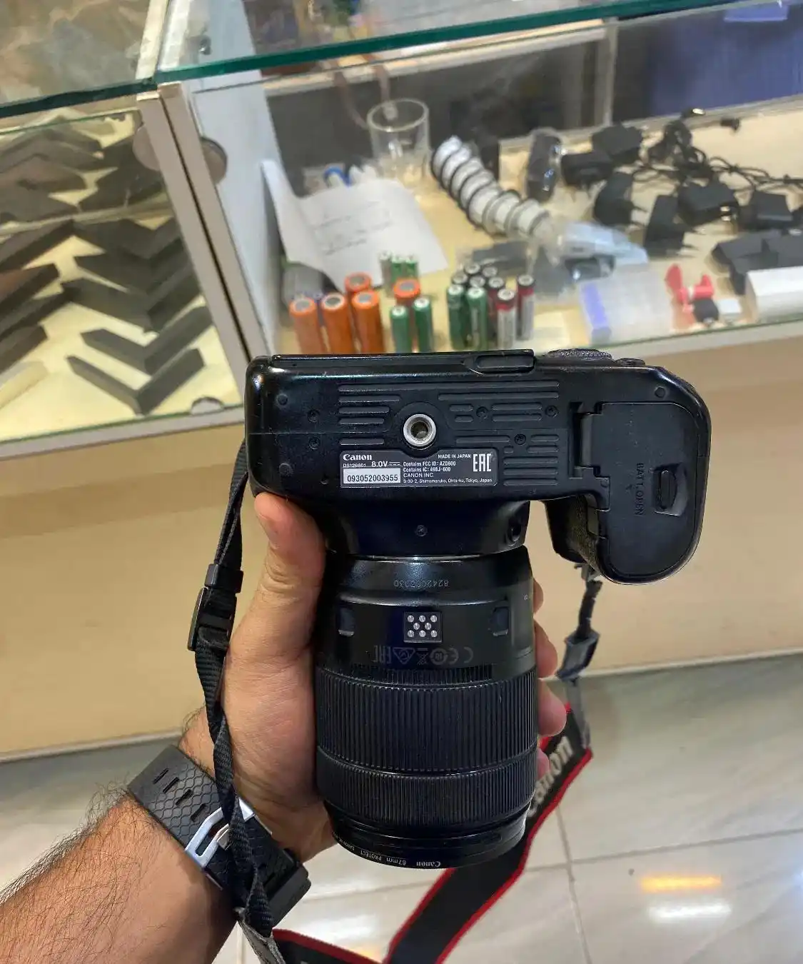 دوربین 90D Canon دست دو