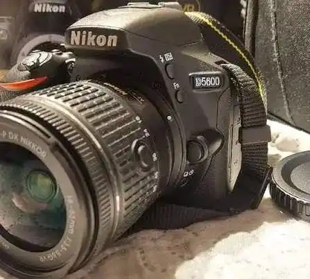 تمیزترین دوربین nikon d5600 با لنز 18-140 دست دو