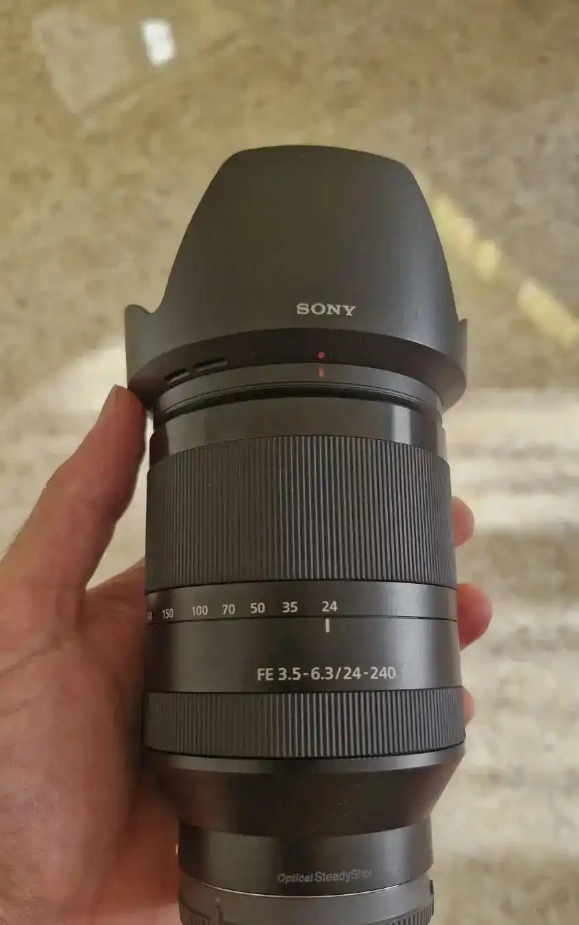 لنز سونی Sony FE 24-240mm F 3.5-6.3 دست دو