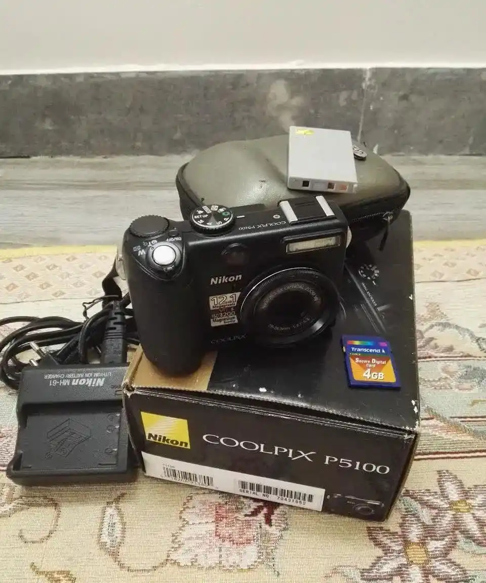 دوربین دیجیتالی Nikon P5100 دست دو