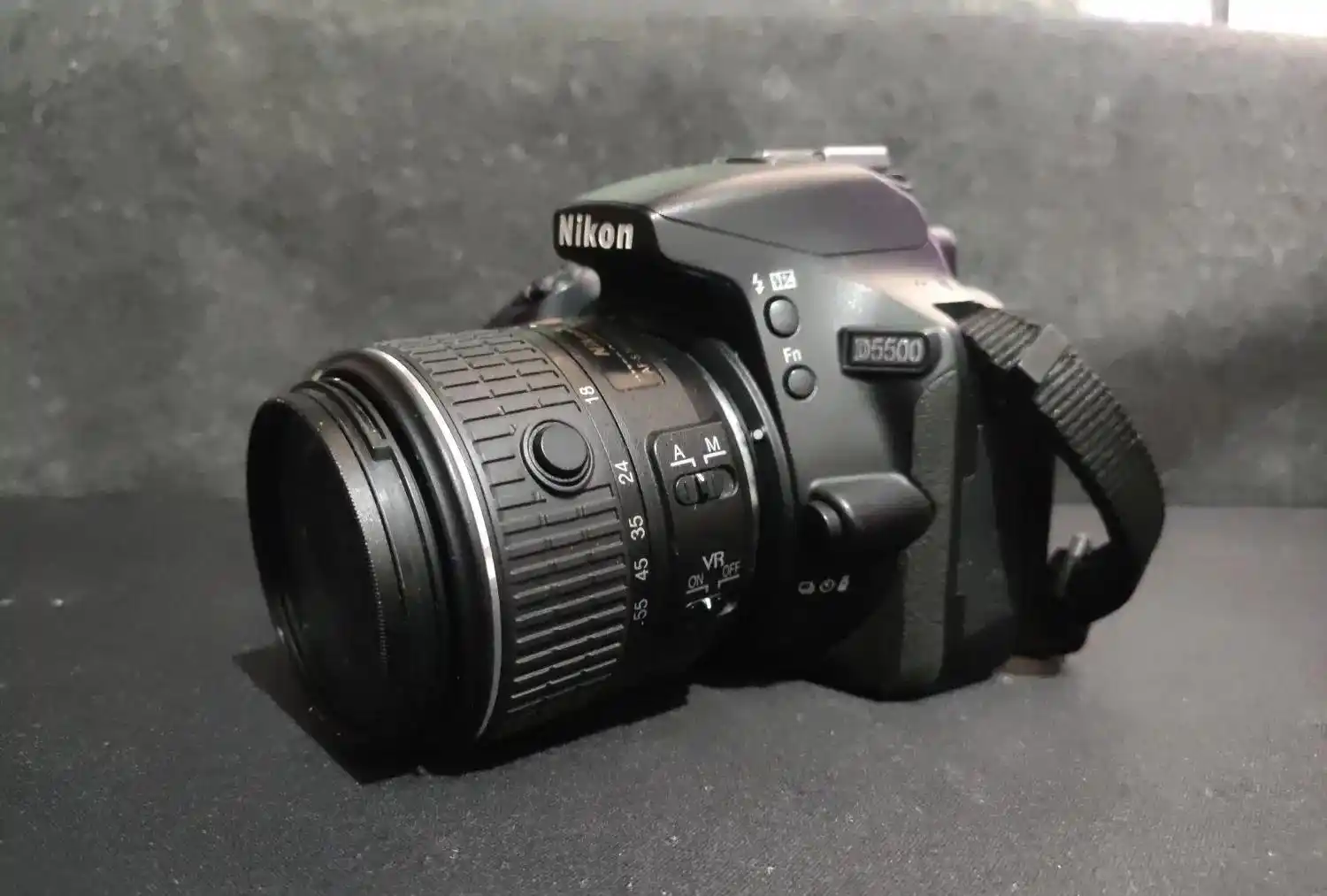دوربین عکاسی Nikon D5500 همراه کیف و جعبه دست دو