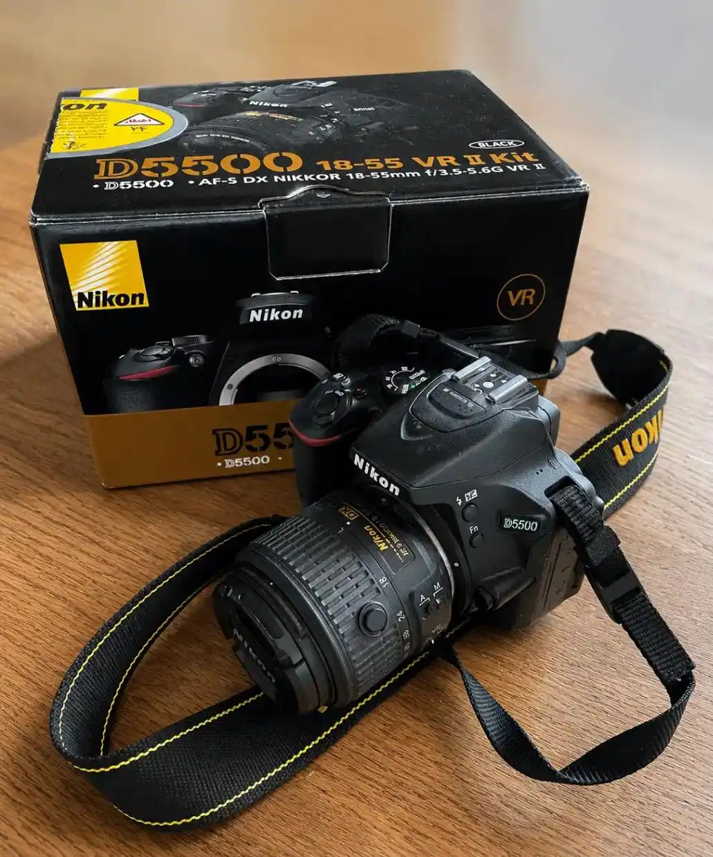 دوربین عکاسی Nikon D5500 همراه کیف و جعبه دست دو