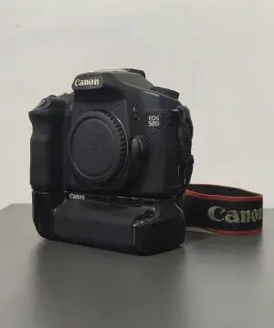 50d + 18-200 + Grip + 3battry دست دوم